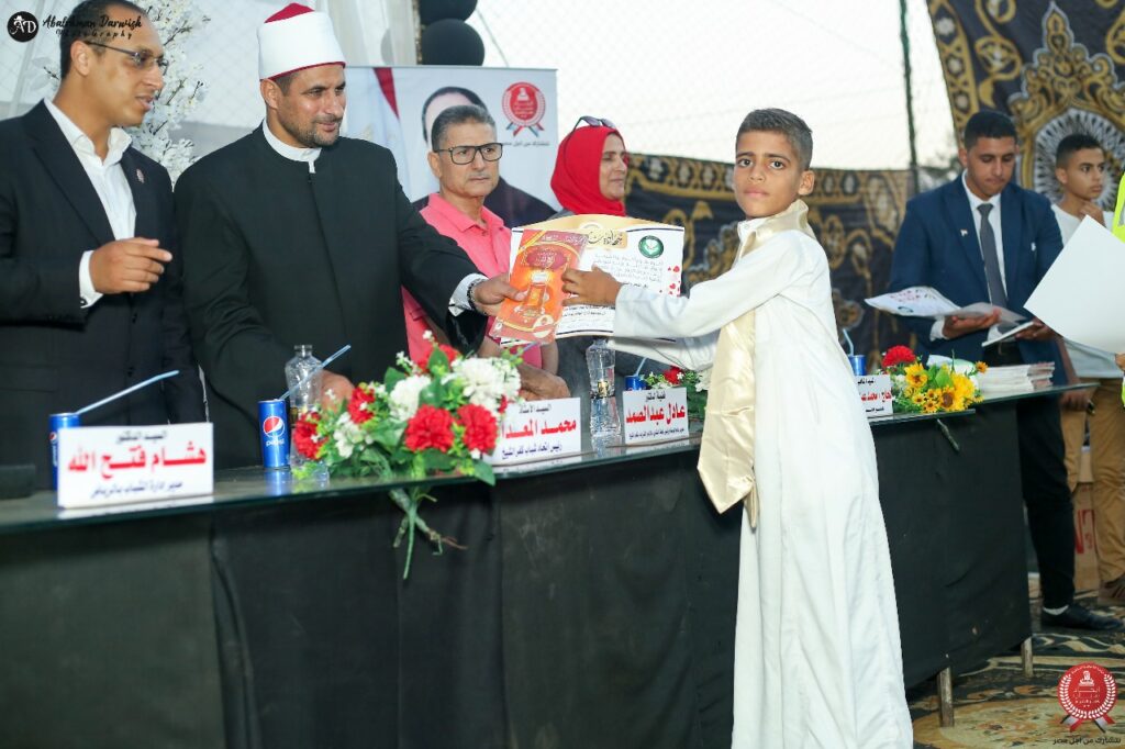 طفل فائز في مسابقة القران الكريم